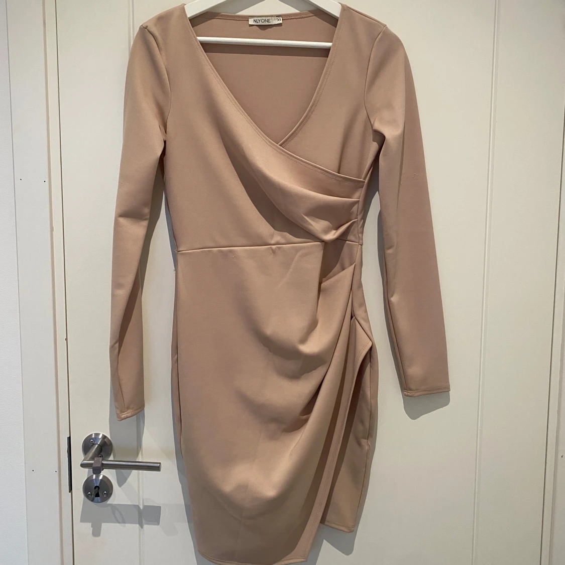 Beige omlottklänning från NLY One