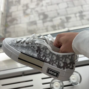 Helt Nya Sneakers - storlek 44, helt nya, kan fixa låda också, vid fler bilder eller frågor är det bara att skriva:) grym kvalite!