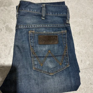 Wrangler jeans - Säljer ett par riktigt snygga och populära wrangler jeans. Stilren fade från användning. W30 L32. Modell: Ben. Sitter ganska slim men inte jätte. Pris går att diskuteras och hör av er vid eventuella frågor.