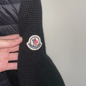 Moncler cardigan - Säljer nu min favorit jacka pågrund av att den inte används. Den är i storlek M men den är liten i storlek så den passar även xs och S, kvittot finns med.