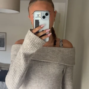 Beige offshoulder stickad tröja H&M - Superfin ribbstickad offshoulder-tröja från H&M i beige. Tröjan har långa ärmar och bred krage som sitter snyggt över axlarna. Perfekt för dig som gillar en chill men ändå trendig look. Materialet är mjukt och skönt stickat. Hör av dig om du vill ha mera bilder 💕