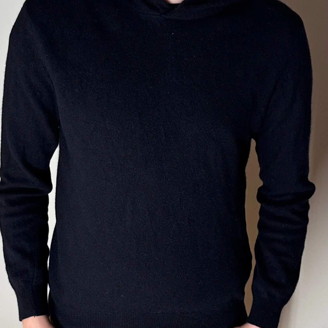 Mörkblå hoodie i kashmir från Oscar Jacobson - 3