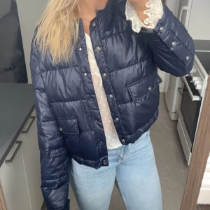 Jacka från Massimo Dutti - Snygg mörkblå jacka från Massimo Dutti med  silvriga knappar i storlek Small. Jättefint skick, endast använd några gånger.