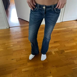 Blå bootcut jeans  - Snygga blå jeans med bootcut-modell och låg midja. Stl 8 och modellen är 175 cm. I bra skick!