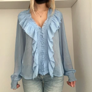 Ljusblå volang tröja från Zara 💕 - En jätte fin och elegant volang tröja från Zara. Längden på tröjan är 49cm. 💕 