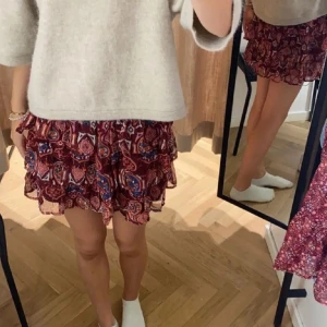 volangkjol - Supersnygg volangkjol från Lindex som är helt slutsåld. Köpt här på plick för 399kr. Säljer då den inte längre kommer till användning. Strl 158/164 (S). Kom privat för fler bilder eller frågor!!❤️❤️