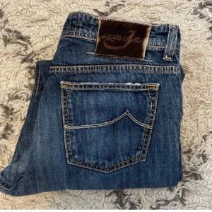 jacob cohen jeans - slim/regular fit, passar bäst på dig som är 180 ungefär! obs om syda i skrevet men syns absolut inte alls, detta är gjort för passformens skull, och märks inte alls av vid användning, men pga detta har jag satt ett lägre pris, mvh johan!