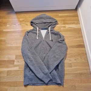 Ralph lauren zip up hoodie - Säljer en riktig snygg ralp lauren zip up hoodie. Riktig bra skick på den!