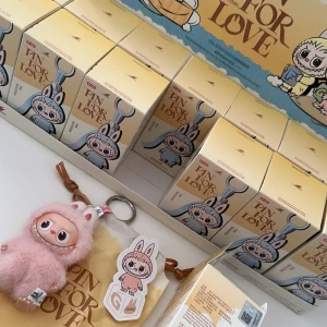Labubu Pin for Love A-M - Äkta Labubu köpt på Popmart i Kina! 400kr/st!  oöppnad och skickas slumpmässigt! Kvitto finns på bild 2 samt QR kod på varje kartong som verifierar att det är äkta! Obs! Dessa är senaste serien från Popmart, dessa Labubus är mindre än de andra serierna! 
