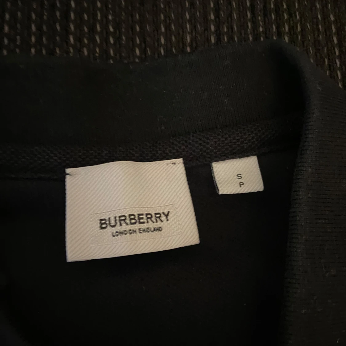 Svart Burberry piké med röd logga - 3