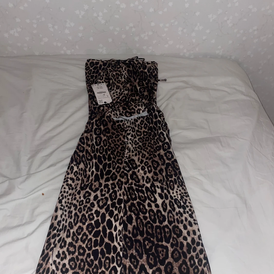 Leopardmönstrad långklänning med smala band - 1