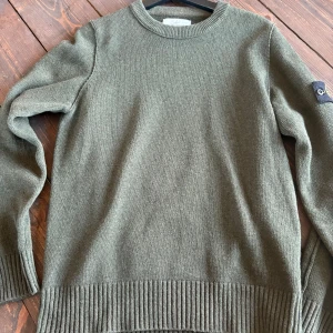 Stone Island Sweatshirt Size M - Säljer min stickade Stone Island tröja då jag inte använt den lika mycket som jag tänk att göra. Mycket bra skick. Storlek M. Kan bevisa äkthet.