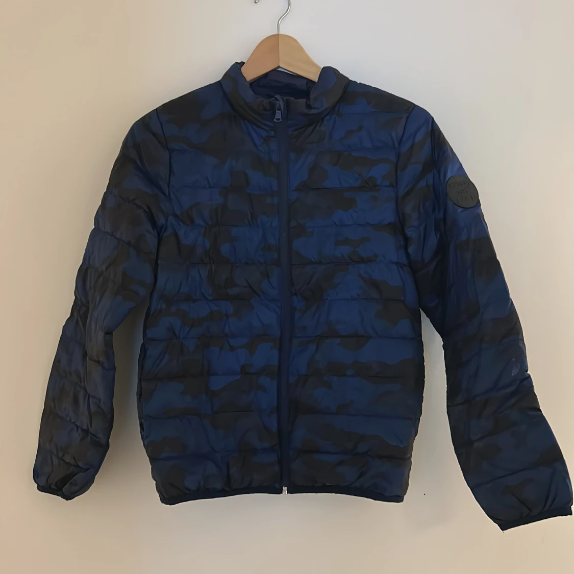 Blå camo pufferjacka med dragkedja