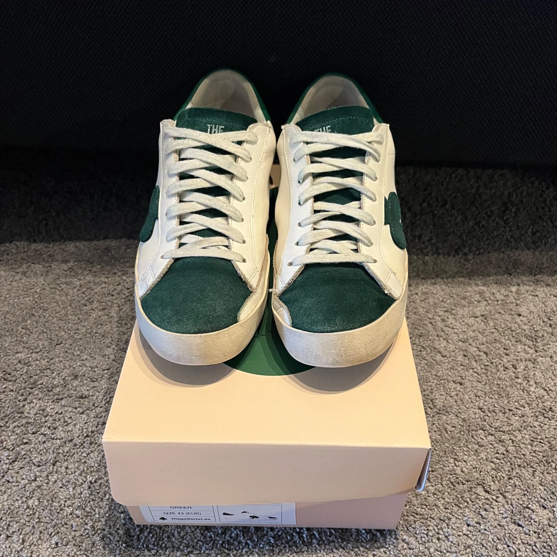 The Gallerist vita och gröna sneakers - 1