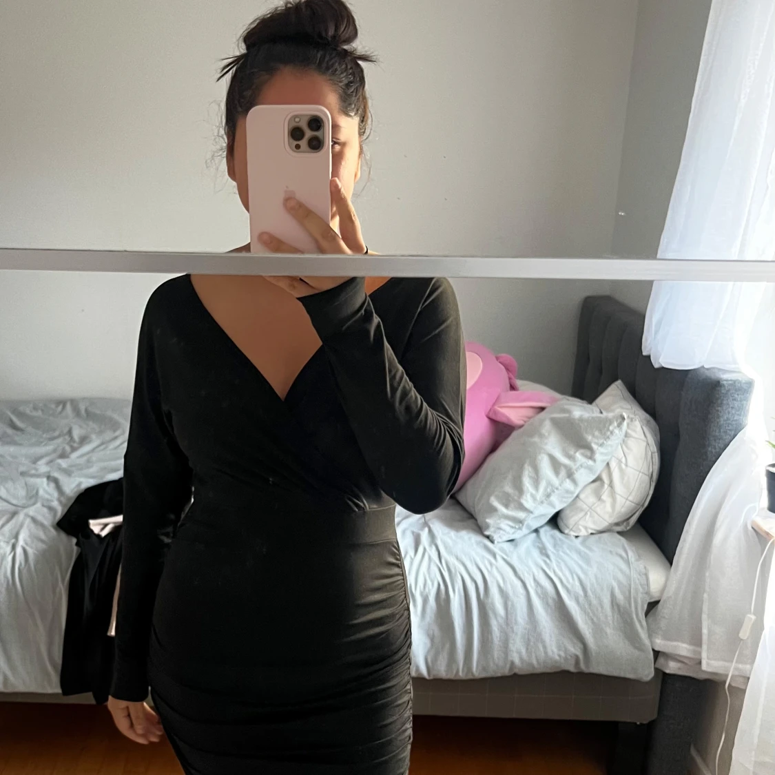 Svart omlottklänning med v-ringning - 1