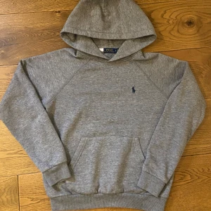 Ralph Lauren hoodie - Mycket fint skick utan defekter. Storlek S men sitter som XS.  Kom gärna med frågor eller prisförslag!