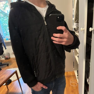 Svart cardigan - Säljer nu denna svarta cardiganen från Viellas | Perfekt nu till hösten | Storlek XS (jag på bild är 173) | vid fler frågor och intresse kom privat // Levi