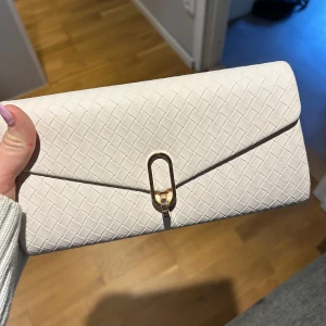 Vit kuvertväska - Vit clutch från Zalando 