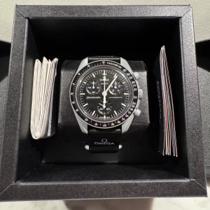 Omega x Swatch MoonSwatch (3 pack) - Säljer tre Omega x Swatch MoonSwatch klockor. En Mission to the Moon, en Mission on Earth,  samt en Mission to Jupiter. Alla kommer med låda och papper för autenticitet. De är alla köpte i Swatch egna butik.                                               Köps de en och en är priset 2799kr/styck 