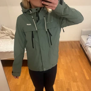 Snowboard/skidjacka från Dope - Säljer en snygg grön skidjacka från Dope. Designen är inte helt samma som på andra bilden, men samma färg. Inte använd särskilt mycket, bra skick. Nypris runt 2000kr.🤗