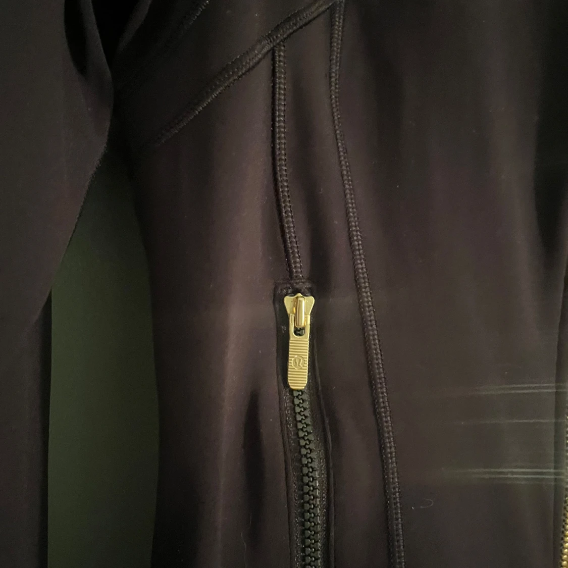 Svart cropped träningsjacka från Lululemon - 3