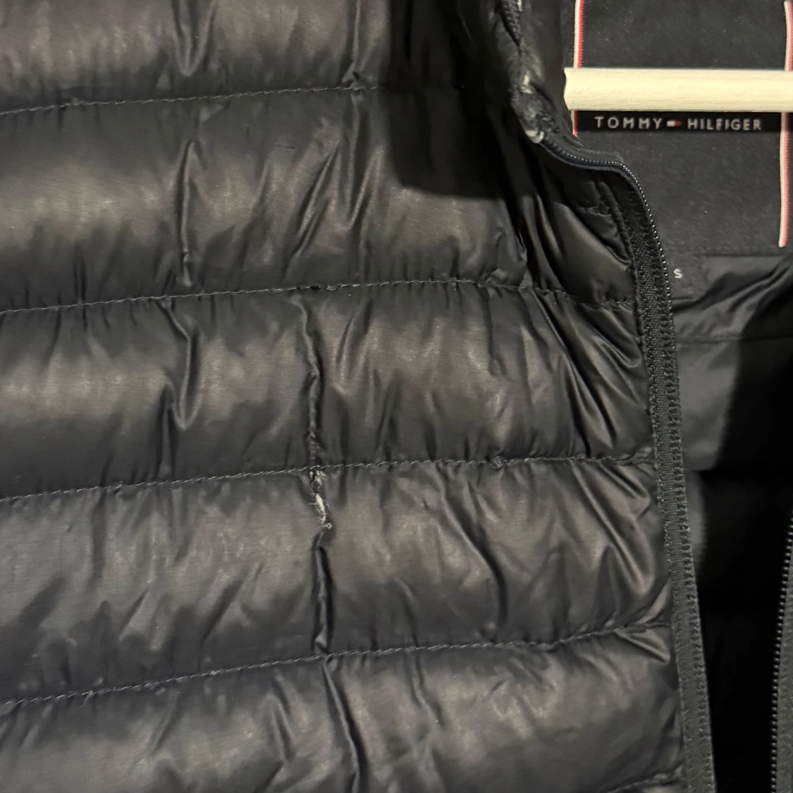 Mörkblå dunväst från Tommy Hilfiger - 3