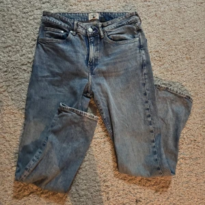 Ljusblå raka jeans från N°21 - W33 L32 - Säljer ett par ljusblå jeans från N°21 med klassisk femficksdesign och raka ben. Jeansen har normal passform och är tillverkade i ett mjukt denimtyg som ger en avslappnad vibe. Perfekta för dig som gillar en enkel och stilren look. 