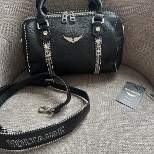 Zadig & Voltaire sunny bag - Jättesnygg väska från Zadig Voltaire, har används men är i bra skick🩷 storleken är mellan skulle jag nog säga | dustbag medföljer🩷