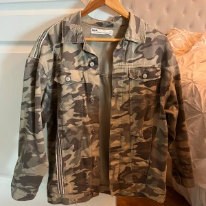 Höst/vårjacka Zara - Höst/vår jacka från Zara som bara använts ett fåtal gånger. Storlek xs. 