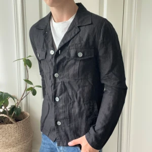 Oscar Jacobsson overshirt svart S - Oscar Jacobsson overshirt svart S, sjukt nice! Relativt tjock och inga defekter. Modellen är 180,75 kg 😊
