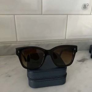 Bruna chimi solglasögon 07 Brown - Snygga solglasögon från Chimi eyewear. Bruna, fyrkantiga bågar och brunt tonat glas. Stilren design med små silvriga detaljer på sidorna. Passar verkligen till allt😍