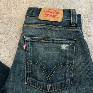 Levi's 506 - Säljer ett par Levi's 506 med sköna slitningar och schysst passform. Det står 31/34 men är små i storleken. Skulle säga att de sitter mer som 30/30 ungefär. Skriv för fler bilder!