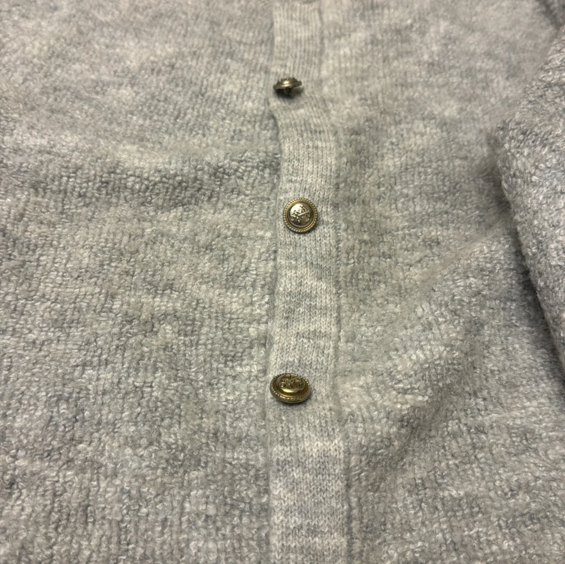 Ljusgrå stickad kofta med knappar - 2
