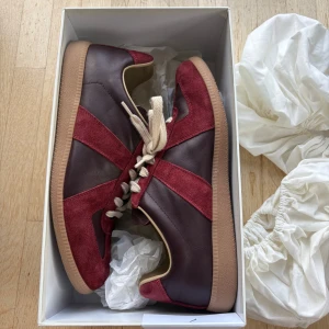 Maison Margiela Gats Vinröd - Sjukt snygga gats! - Storlek 45 och använda endast ett fåtal gånger. 🕺🎶