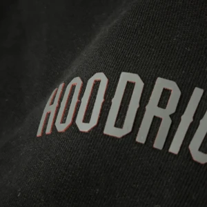 Svart tröja från Hoodrich med tryck - Mjuk bomull, perfekt för streetwear-stil. Snygga detaljer med logga och tryck på flera ställen.