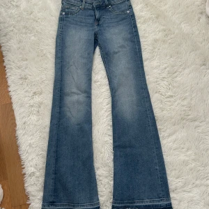 Lågmidjade bootcut jeans - Sååå snygga lågmidjade bootcut jeans ifrån hm💕💕 Använda fyra gånger, lämna gärna prisförslag🥰
