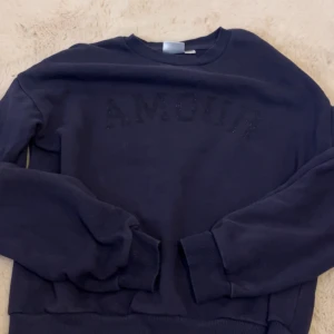 Mörkblå tröja med Amour - Mysig mörkblå sweatshirt med texten 'AMOUR'. Kom privat om ni vill se hur den sitter på💞 Pris går att diskutera💞