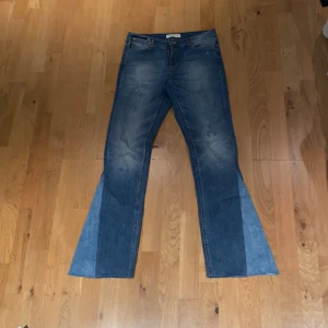 Blåa jeans i storlek S/M - Köpte dessa jeans som skinni men sydde på jeans tyg så att det blev boat cut. Säljer jeans för att dom inte passar.