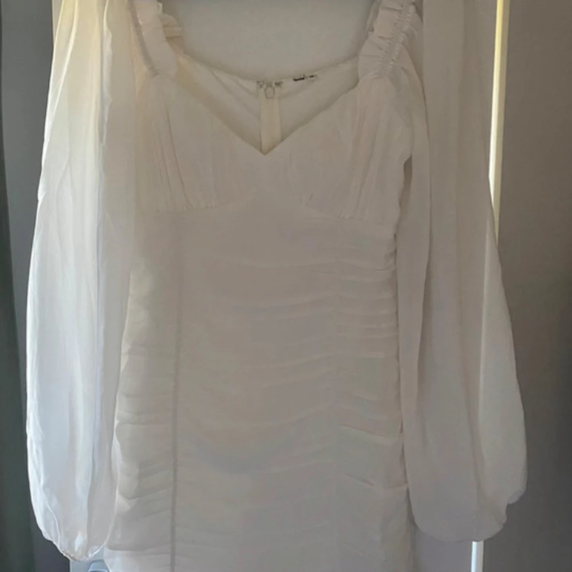 Vit kortklänning med volangärm