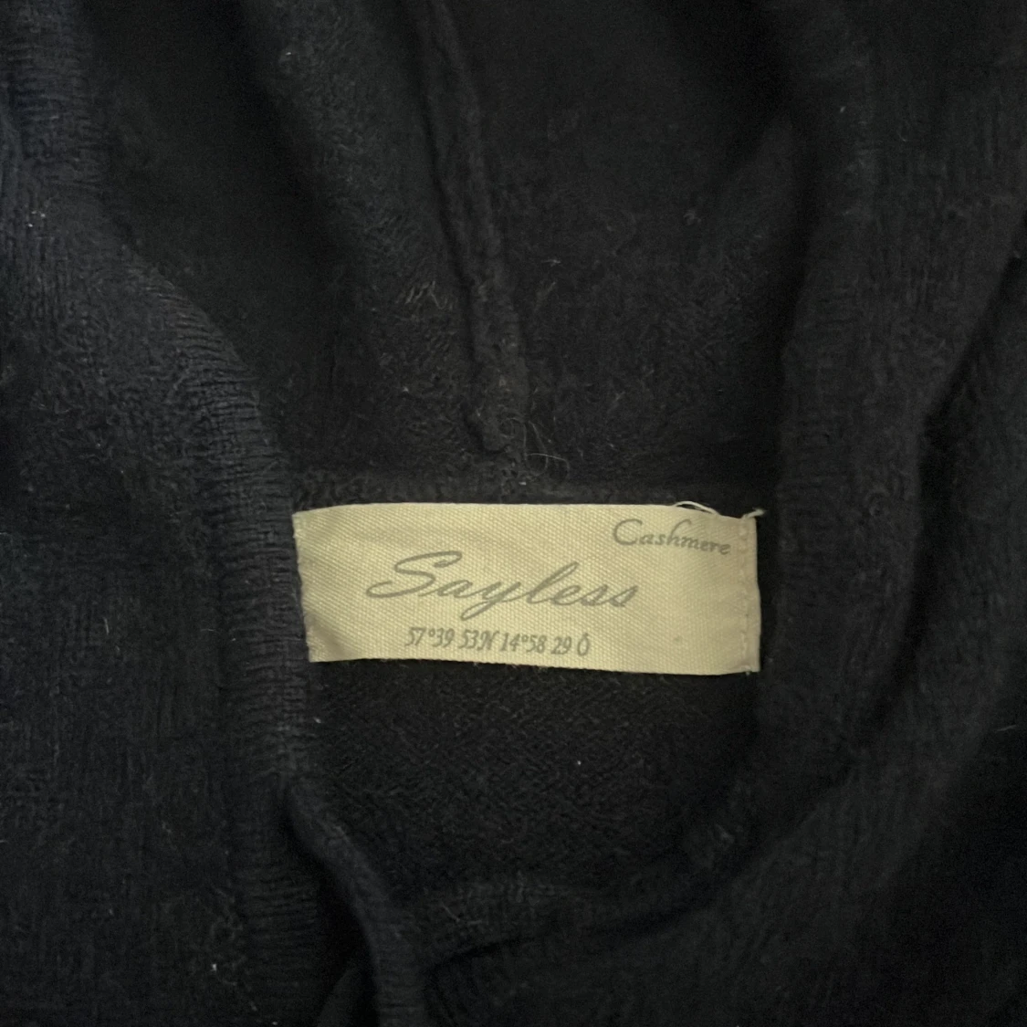 Mörkblå kashmirhoodie från Sayless - 1