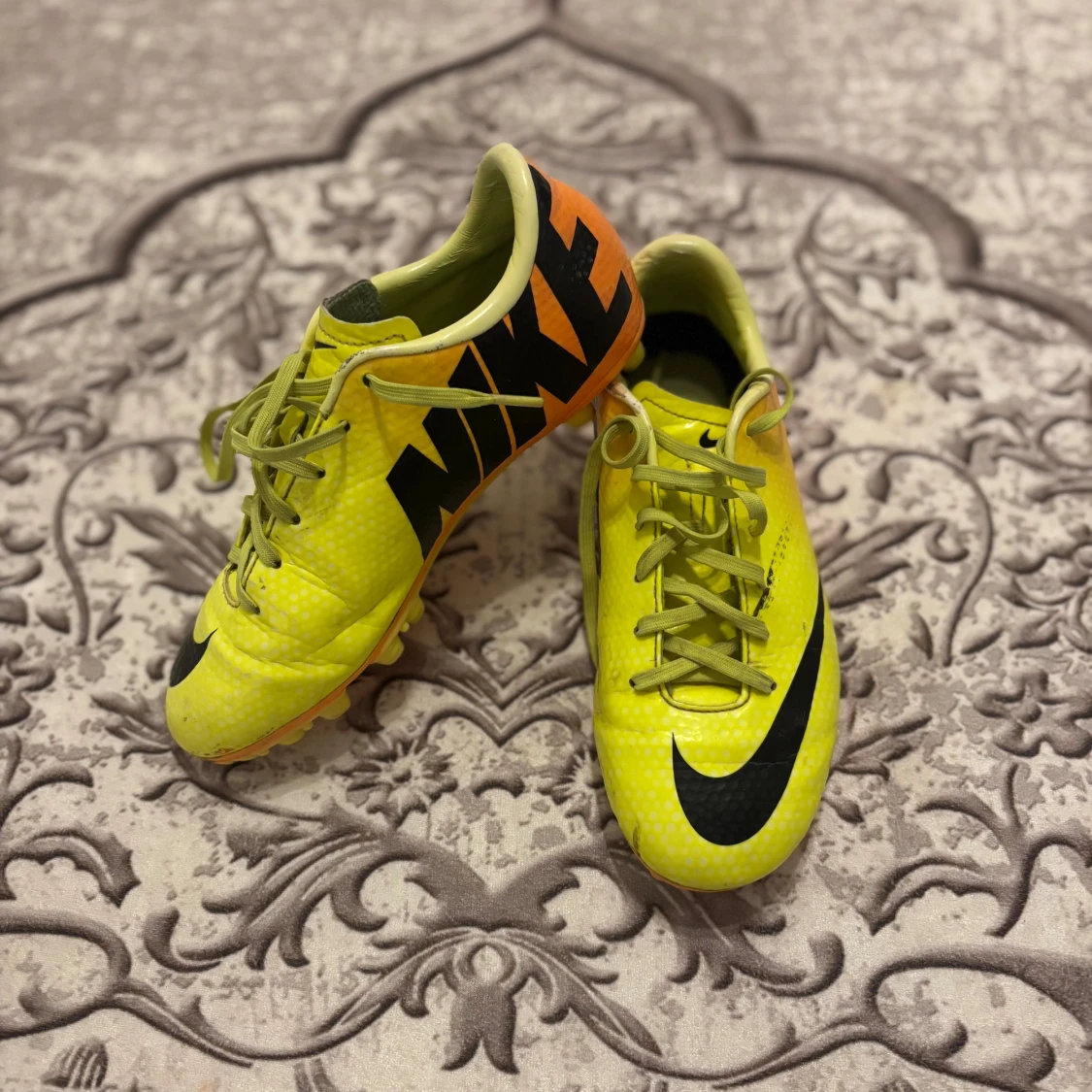 Gula Nike fotbollsskor strl 35,5 - 1