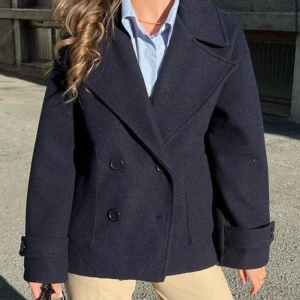 Mörkblå kappa - Jätte fin kappa i mörkblå från design by si, perfekt till höst och vintern!😍storlek XS/S