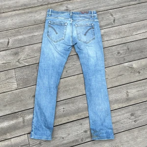 Dondup George - Säljer ett par asfeta dondup George med slitningar 🔥Storleken är 30 men kan passa en storlek mindre, har tecken på användning, men har mycket liv kvar att ge (se bilder) 💪. Lite smuts finns men försvinner i tvätten. Hör av er vid frågor eller funderingar 🙏