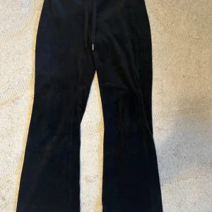 Svarta manchesterbyxor från Lindex - Har använt ett par gånger! Men är ganska bra skick! Finns tillgänglig i Skövde, Borås & Värnamo❤️