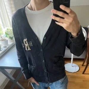 Cardigan från Replay - Fet cardigan från Replay med riktigt snygga detaljer. Storleken är S. Skriv gärna vid funderingar! 