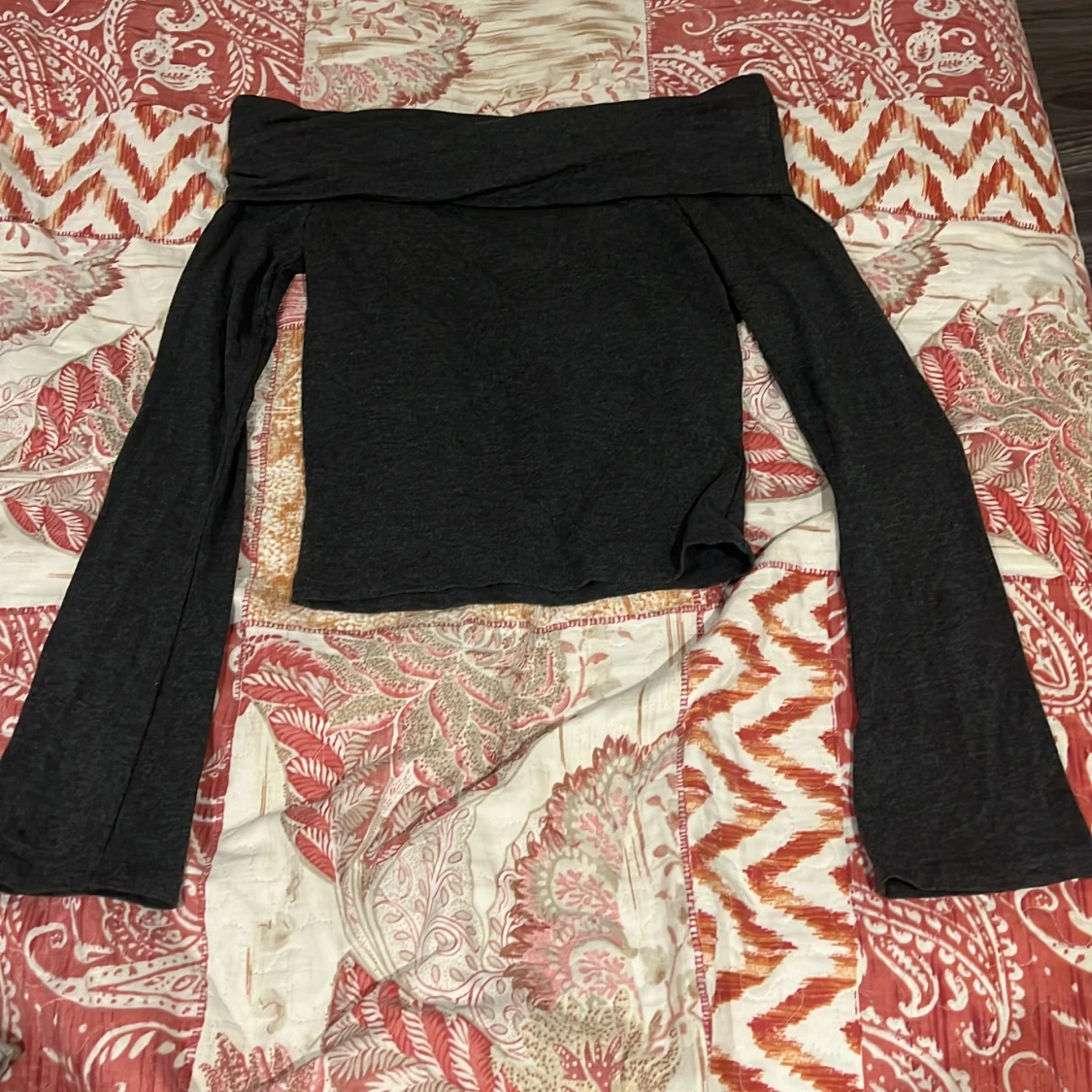 Svart offshoulder topp med utsvängda ärmar