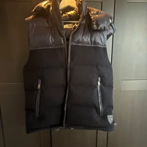 Polo väst  - Säljer en polo Ralph lauren väst storlek M, nypris 5000kr, väldigt bra skick kan gå ner i pris vid snabb affär 