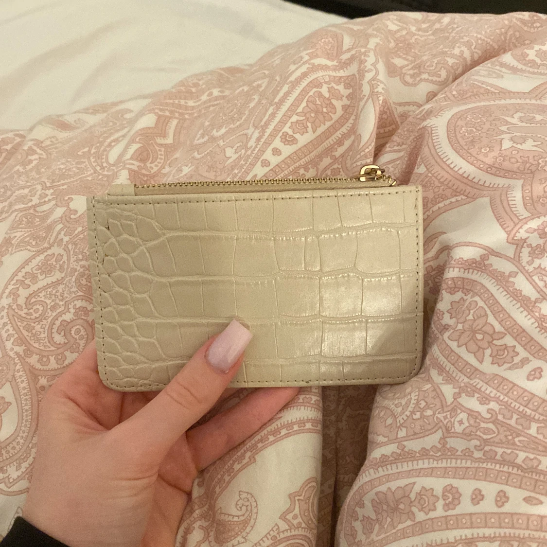 Beige plånbok med krokoprägling - 2