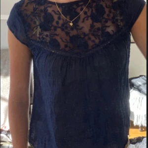 Marinblå spetsblus 💗💗 - Supersnygg marinblå blus från KappAhl med transparent spets upptill med broderade blommor💓🌸 Superfin till hösten