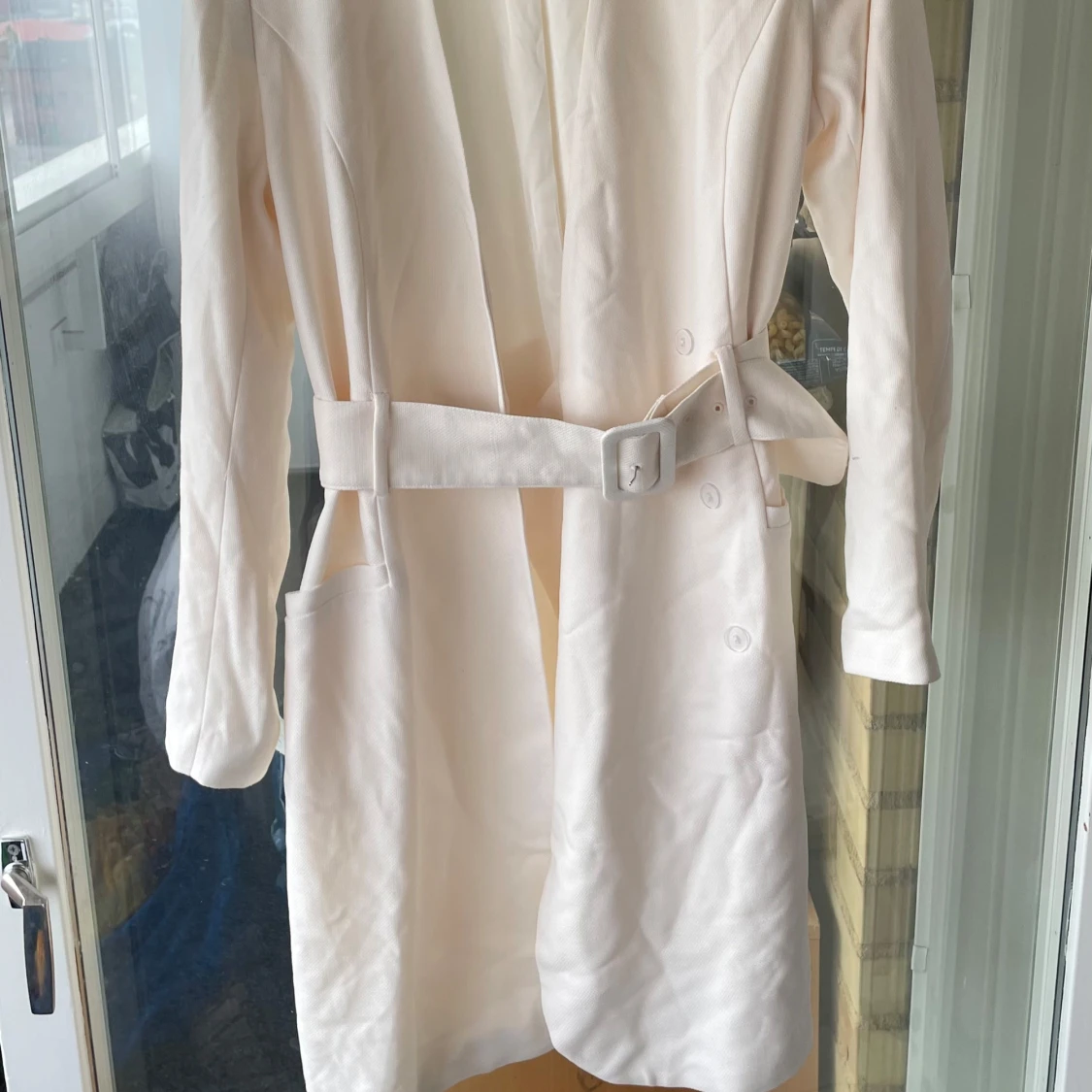 Vit klänning med bälte från H&M - 1